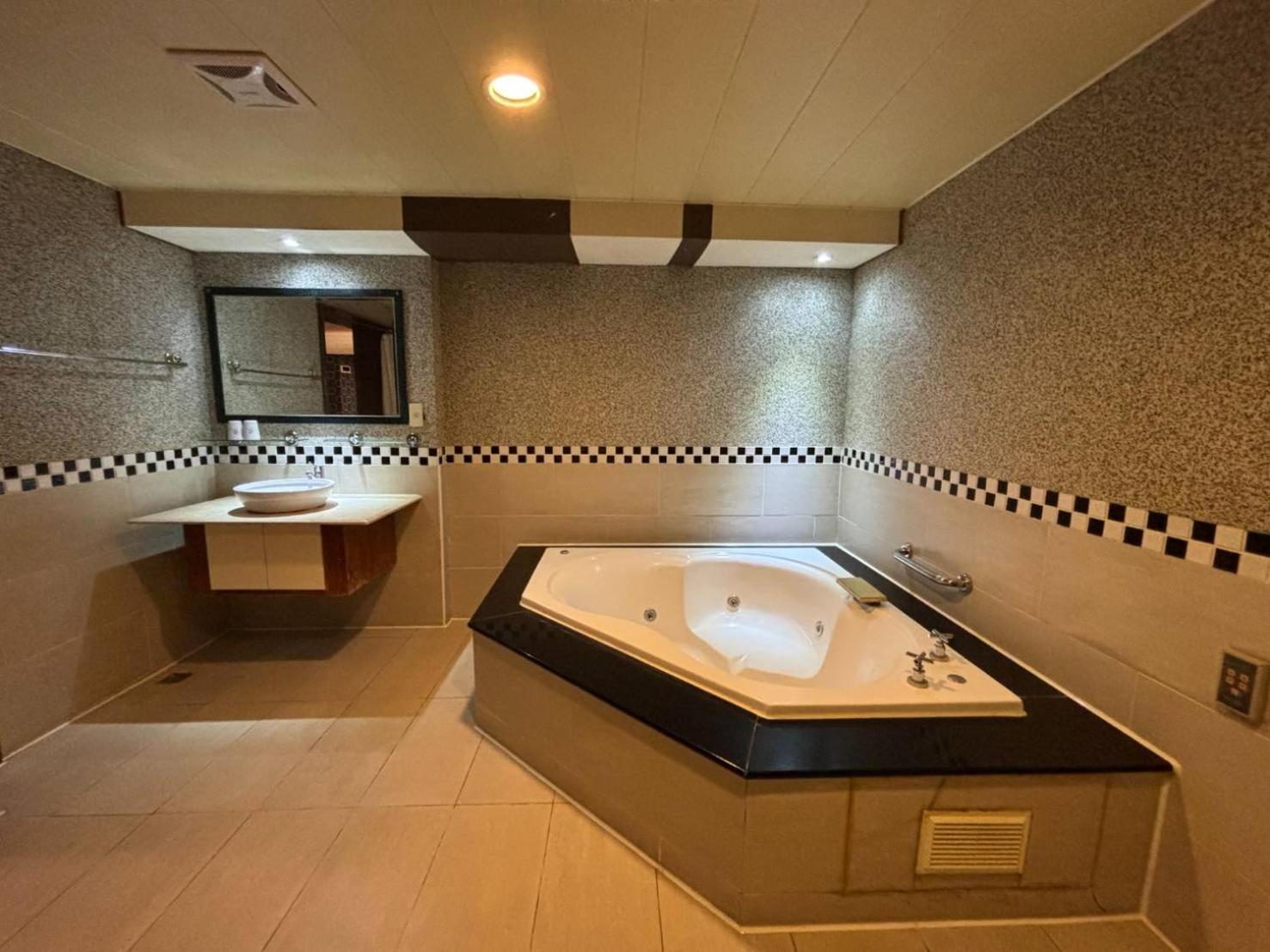 Hua Xiang Motel - Da Chang Kaohsiung Exterior foto